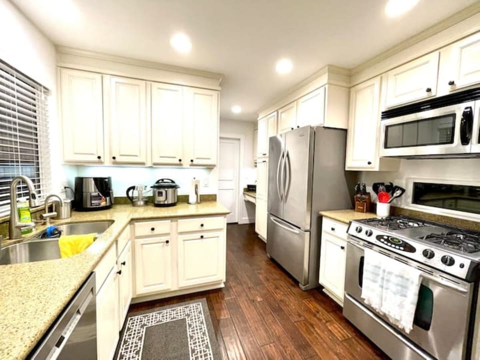 Fully equipped kitchen including Airfryer and Instant pot