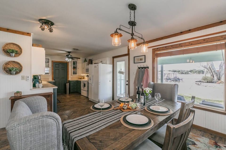 Dining area in to the kitchen