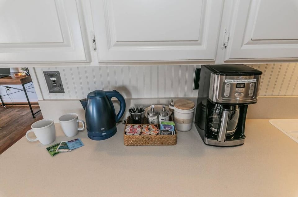 Complimentary tea and coffee w creamer
