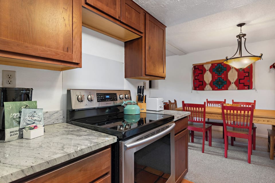 Kitchen / Dining Area
