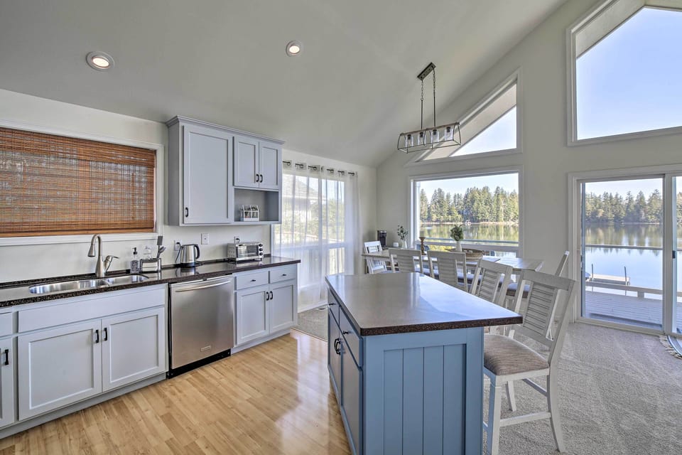 Kitchen | Island w/ Breakfast Bar
