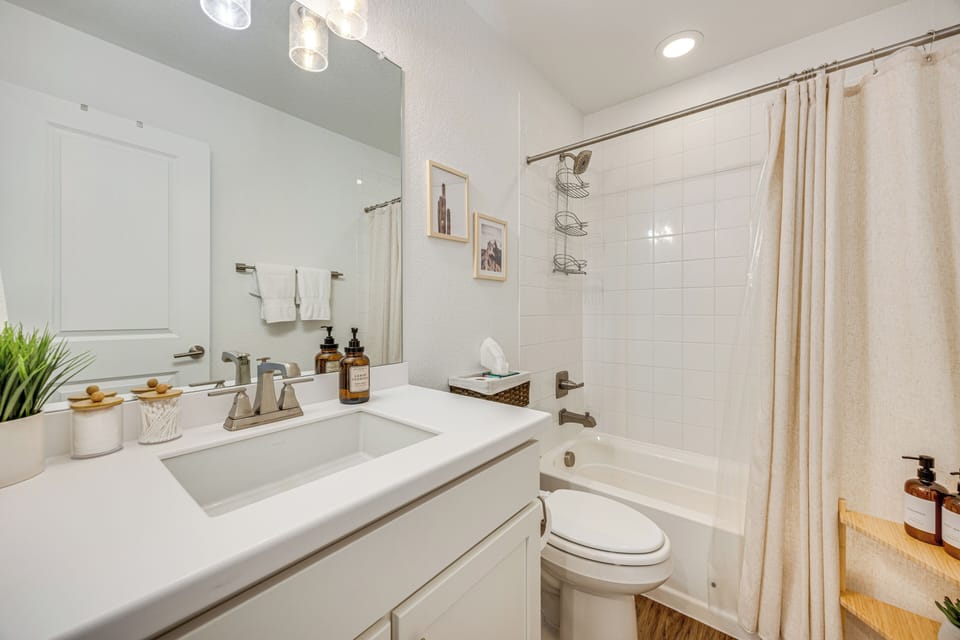 Full Bathroom | 2nd Floor | Complimentary Toiletries