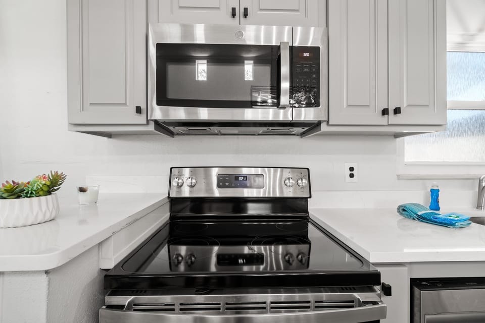 Stove, Oven, & Microwave