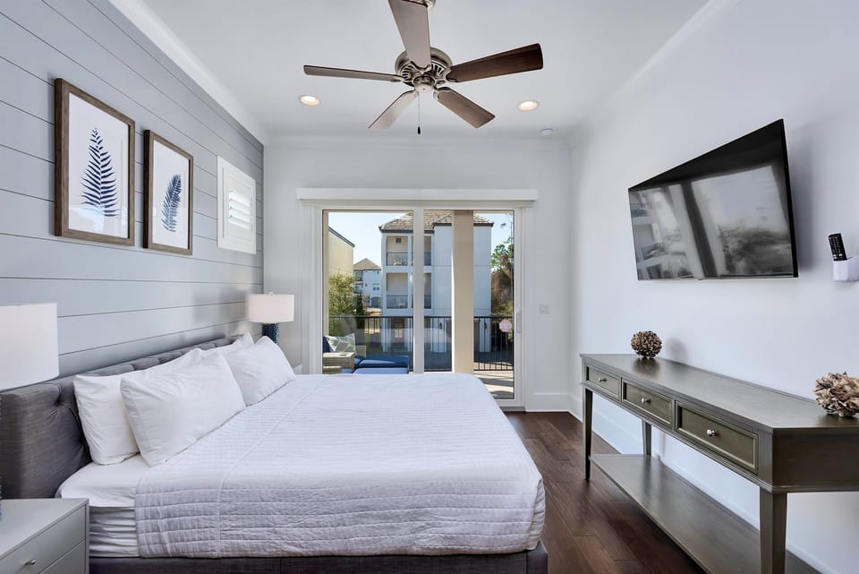 2nd Floor - King Suite with private bathroom