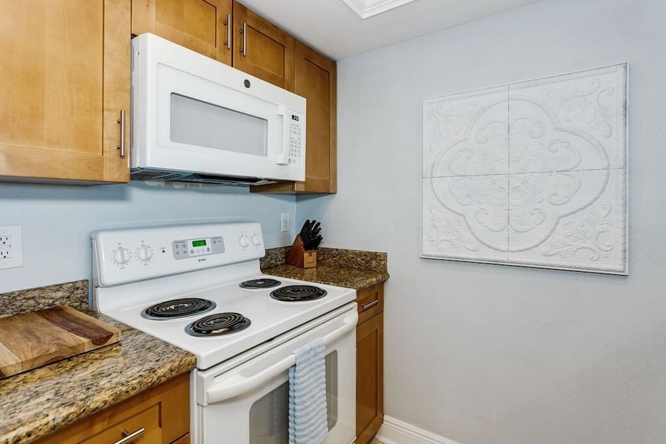 You don't need to be a master chef to feel at home in this kitchen. Fully equipped with all the essentials, this space is sure to become your favorite spot in no time!