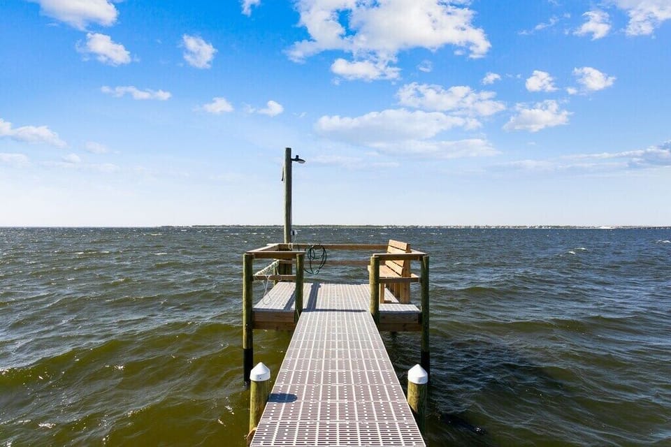 Dock into serenity at our waterfront oasis. Our tranquil dock invites you to unwind, fish, or simply savor the picturesque views. Discover a world of relaxation right at the water's edge. ⚓🌊 #DocksideRetreat #WaterfrontEscape #TranquilHaven