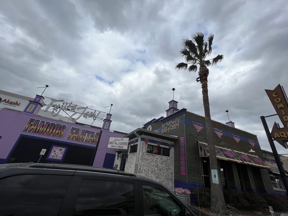5 minutes from the Lake Conroe boardwalk! Tons of restarants!