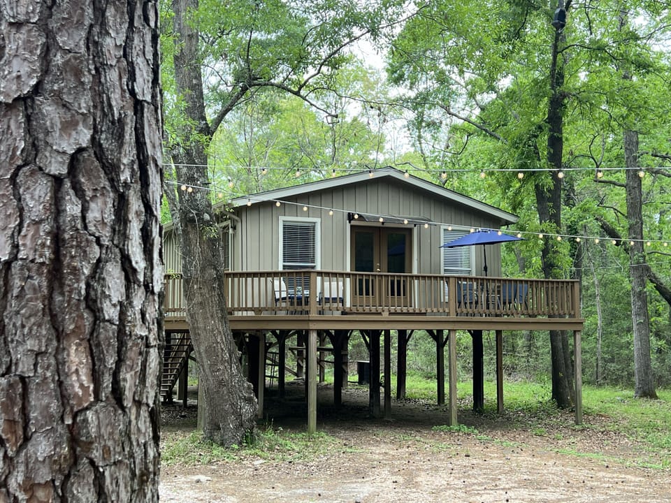 Getaway in this treehouse and hideout on this 1/2 acre gem!