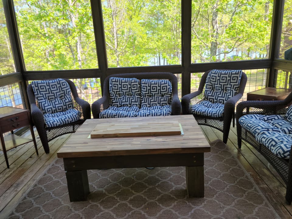 Screened porch that feels like a treehouse