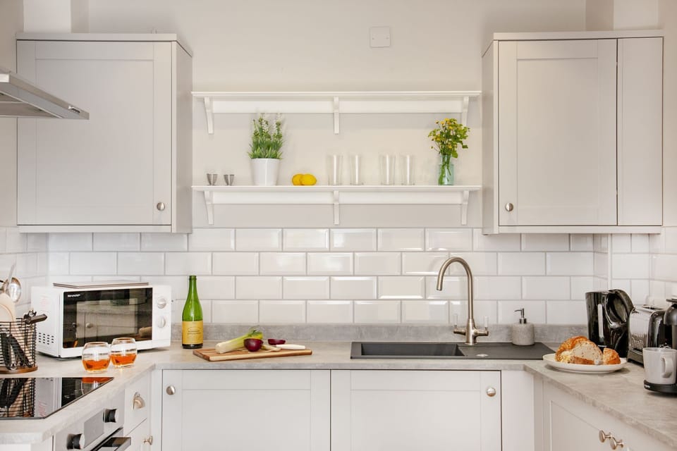 Well appointed modern kitchen - Cobblers Cottage