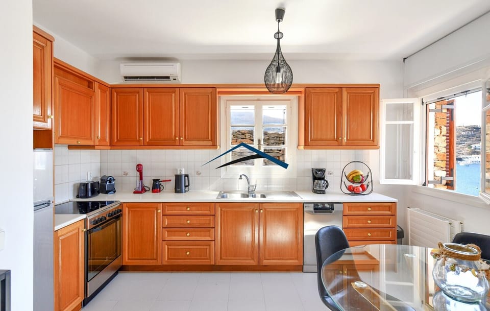The fully equipped kitchen