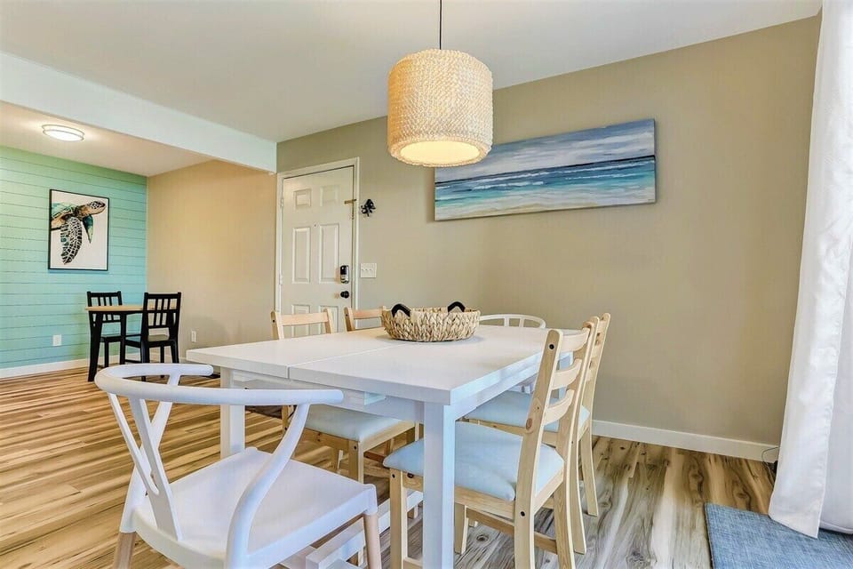 Room for 8 to Dine with Two Tables