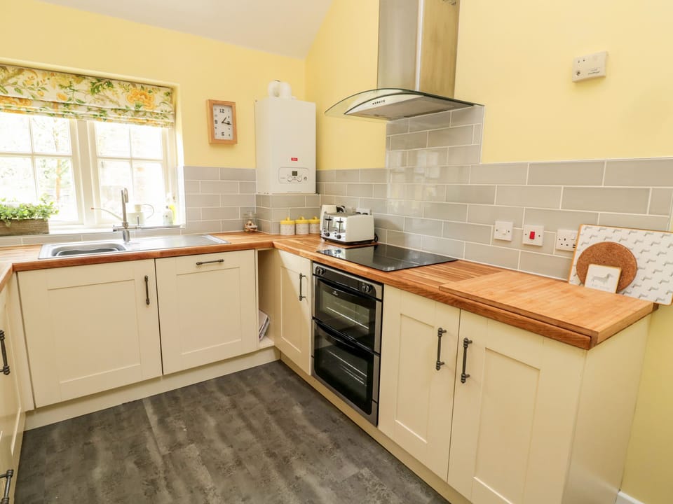 Cottage | Private kitchen | Fridge, microwave, dishwasher, electric kettle