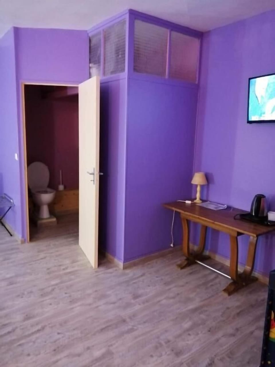 Desk, soundproofing, WiFi (free)