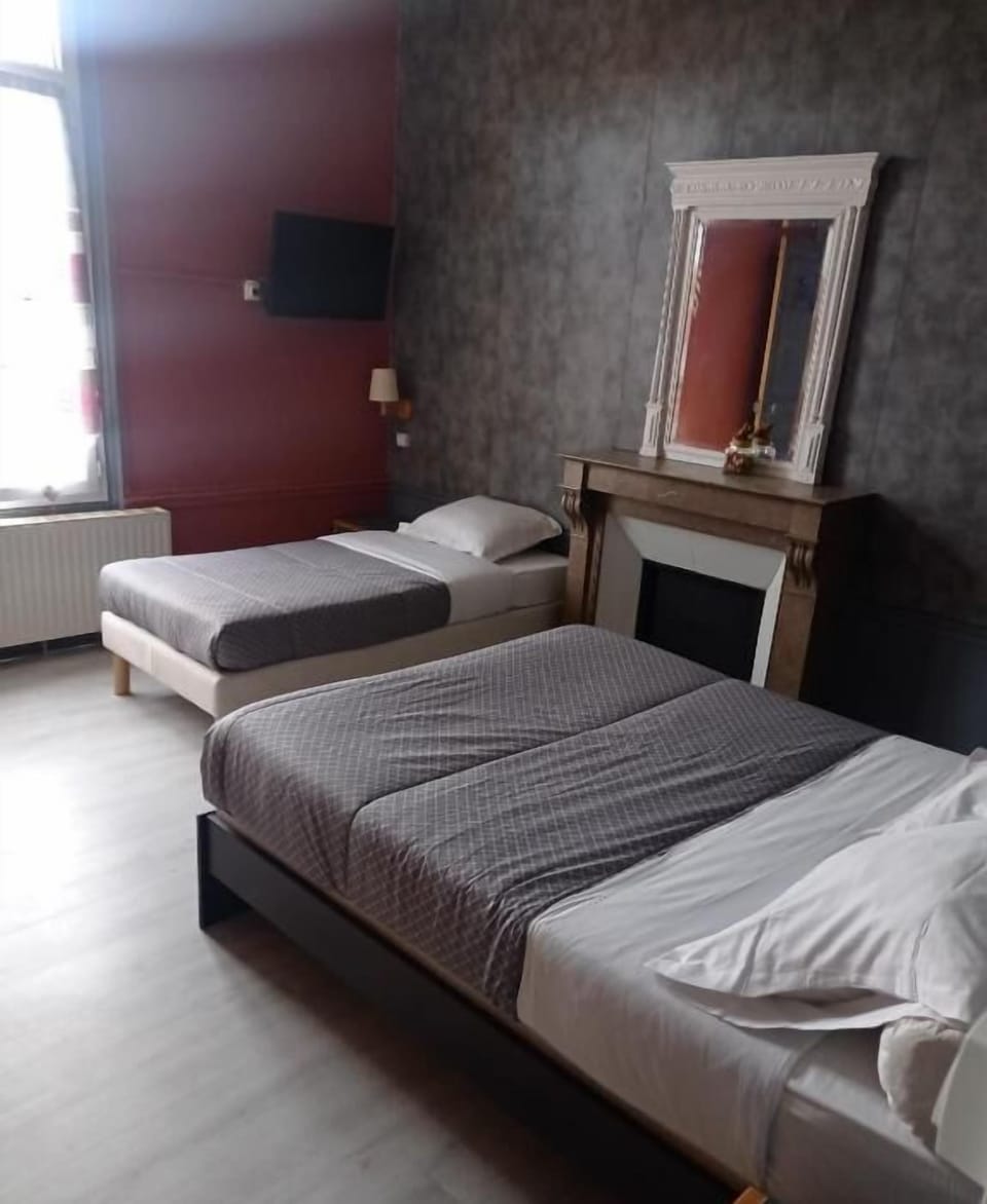 Comfort Triple Room | Desk, soundproofing, WiFi (free)