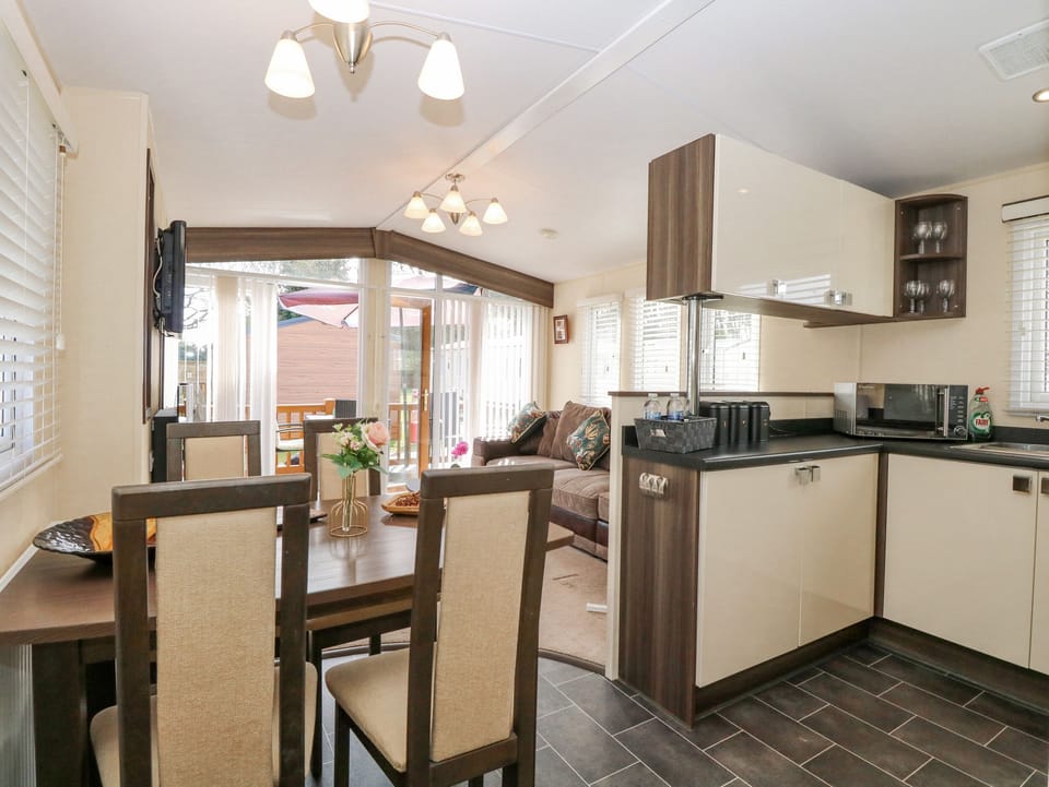 Cottage | Private kitchen | Fridge, microwave, electric kettle, toaster