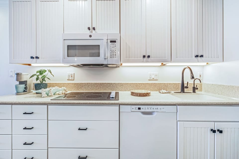 Kitchen with sink, dishwasher, 4 burner cooktop and microwave