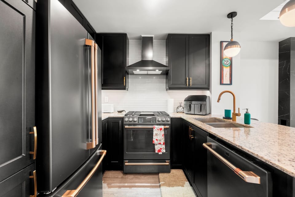 Premium Townhome, 2 Bedrooms, Terrace, Lakeside | Private kitchen | Full-size fridge, microwave, oven, stovetop