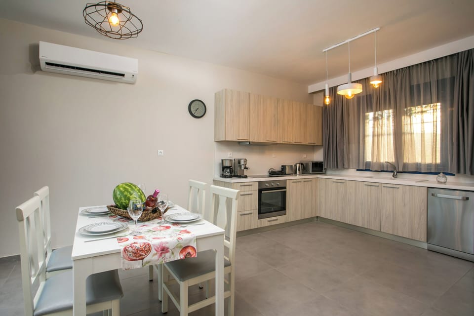 Full-size fridge, oven, stovetop, dishwasher