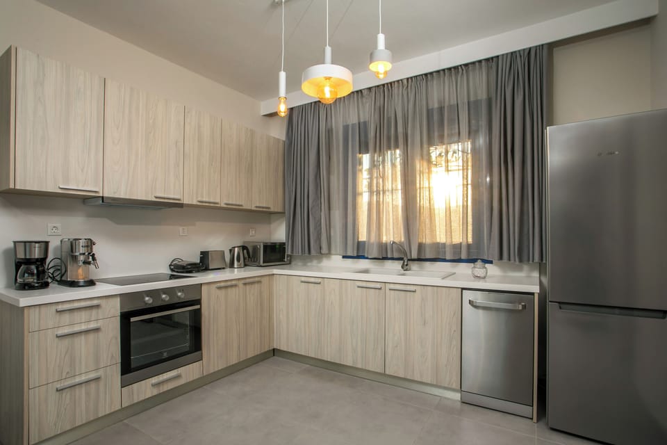 Full-size fridge, oven, stovetop, dishwasher