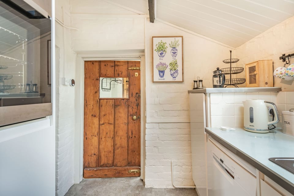 Cottage | Private kitchen | Fridge, microwave, dishwasher, electric kettle
