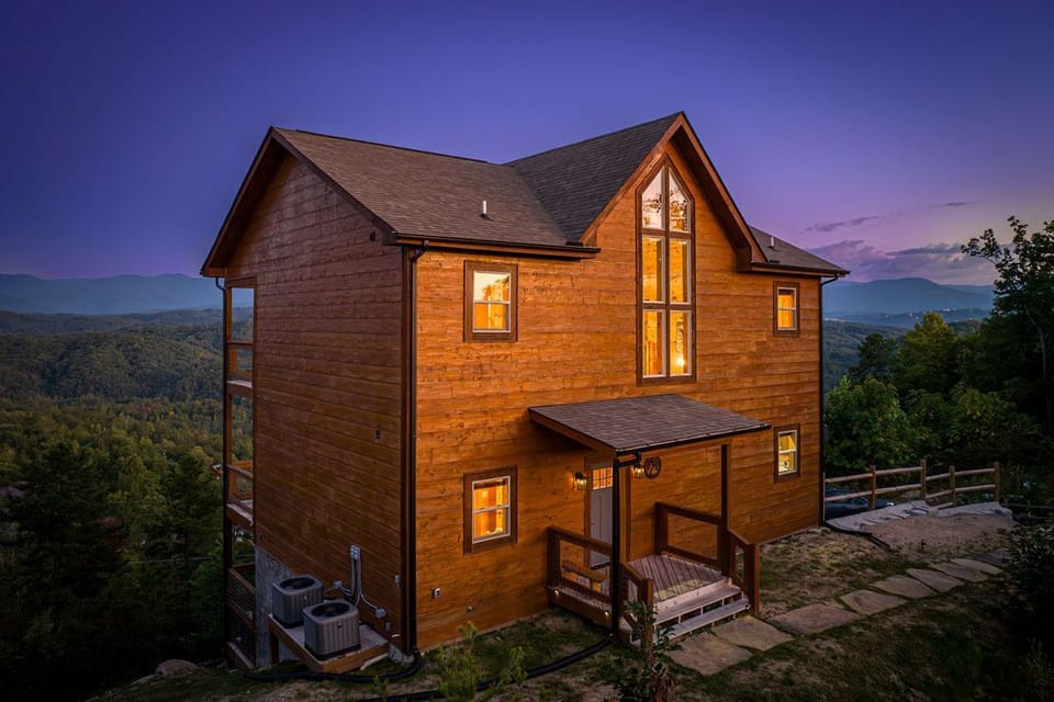 3 bedroom 3.5 bath with a gorgeous view!