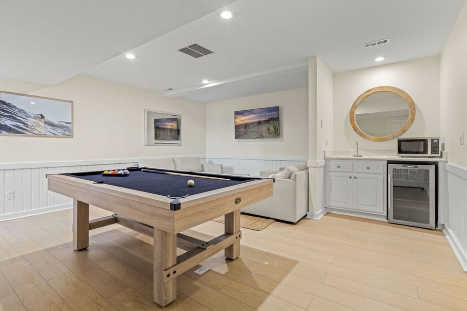 Game room with TV and wet bar