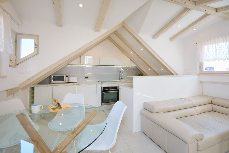 Apartment (3 Bedrooms) | Living area | TV