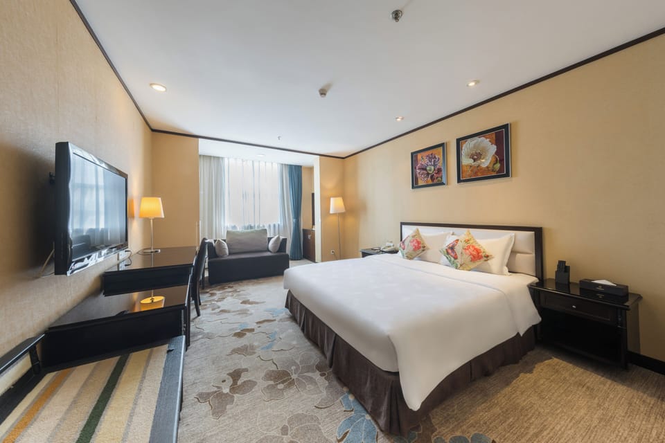 Deluxe Queen Bed Room | Premium bedding, pillowtop beds, minibar, in-room safe