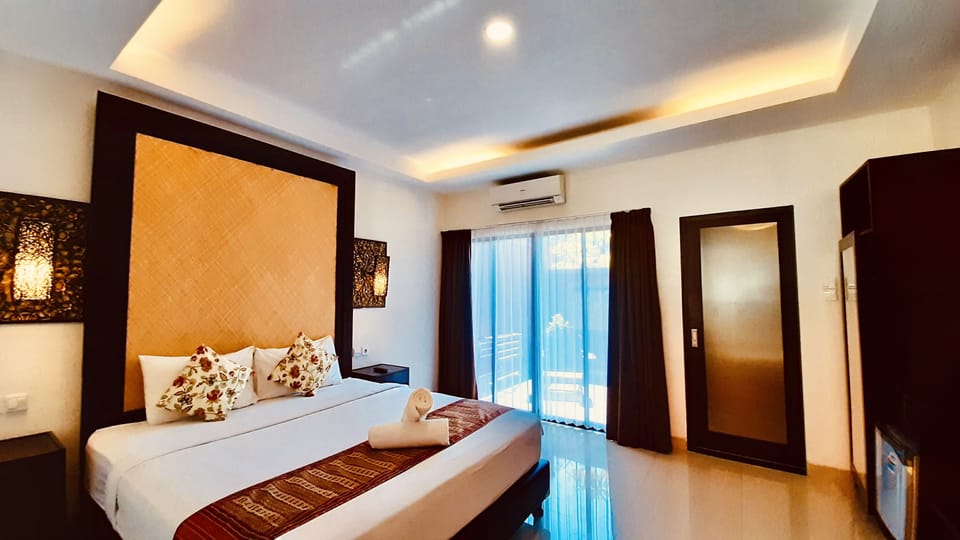 Deluxe Room | Minibar, in-room safe, desk, blackout drapes