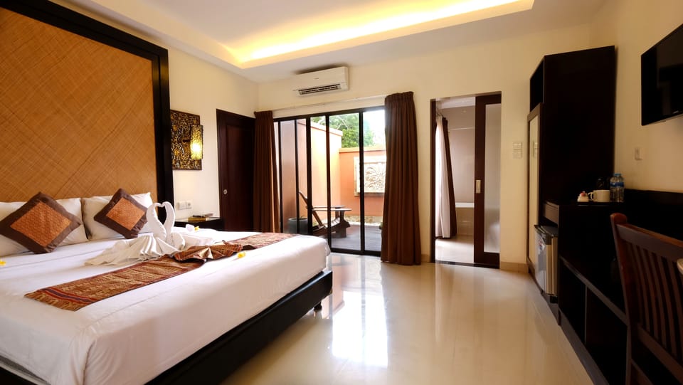 Deluxe Room | Minibar, in-room safe, desk, blackout drapes