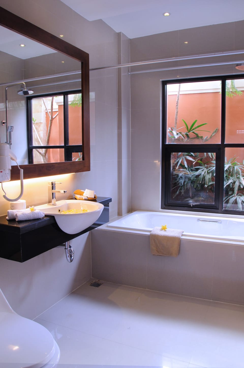 Deluxe Room | Bathroom | Combined shower/tub, deep soaking tub, free toiletries, hair dryer