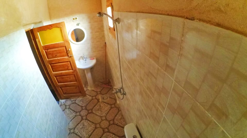 Combined shower/tub, towels