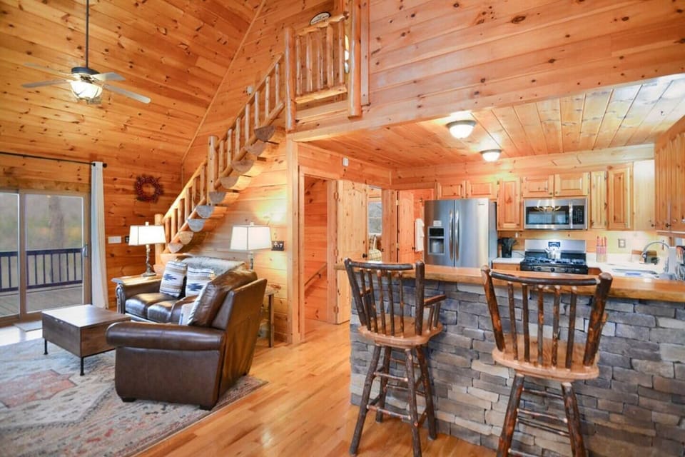 Experience seamless living at Luna's Mountain Lodge: our open kitchen flows into the cozy living room, where you can relax by the fireplace. Pull up a stool at the counter, enjoy the mountain views 🏞️, and make unforgettable memories with loved ones. 🔥