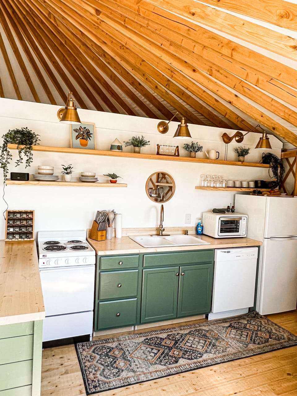 The kitchen has everything you need. 