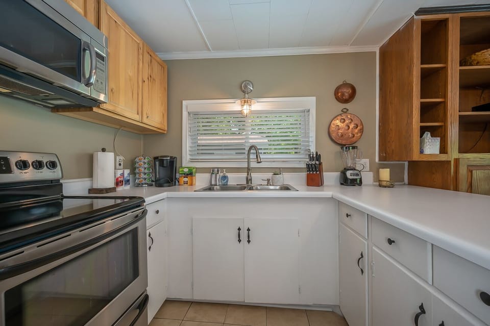 Kitchen w/ smooth top electric range