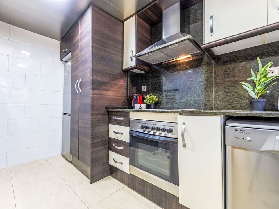 Major Appliance, Kitchen Appliance, Flooring, Kitchen, Countertop, Cabinetry, Interior Design, Floor, Home Appliance, Ceiling