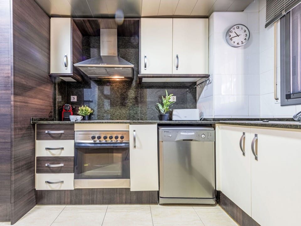 Kitchen Appliance, Kitchen, Major Appliance, Countertop, Cabinetry, Flooring, Interior Design, Home Appliance, Furniture, Floor