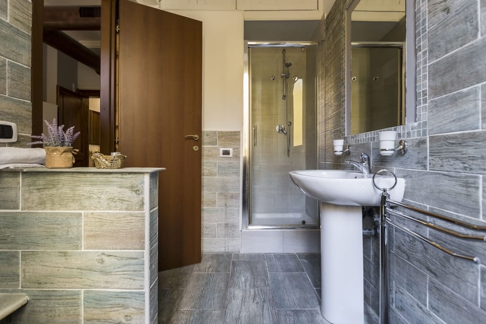 Superior Double Room | Bathroom | Shower, free toiletries, hair dryer, bathrobes