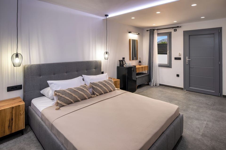Basic Room | In-room safe, soundproofing, free WiFi, bed sheets