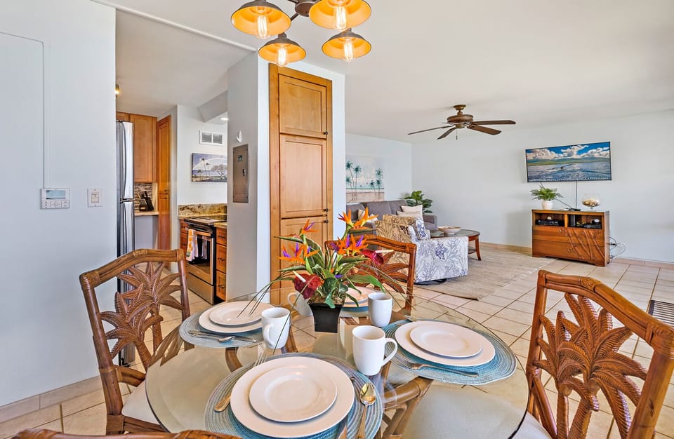 This beautifully decorated dining area offers a warm ambiance with tropical touches, ideal for meals with friends and family.