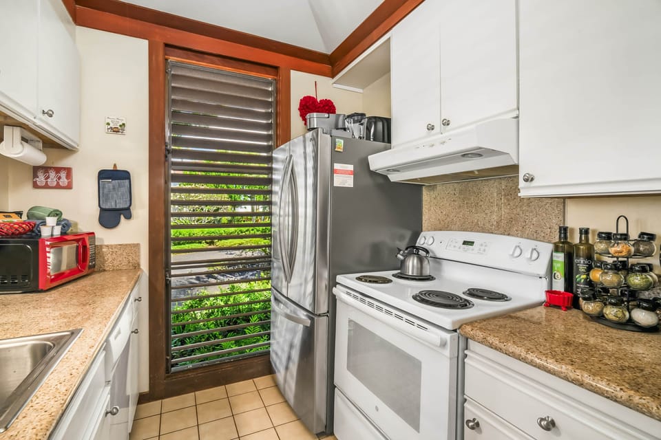 Bright kitchen with granite countertops and modern appliances. Who wouldn't love to cook here?