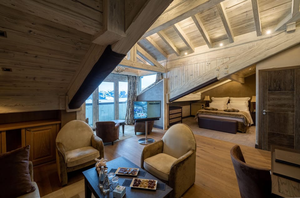 Superior Suite | Minibar, in-room safe, blackout drapes, soundproofing