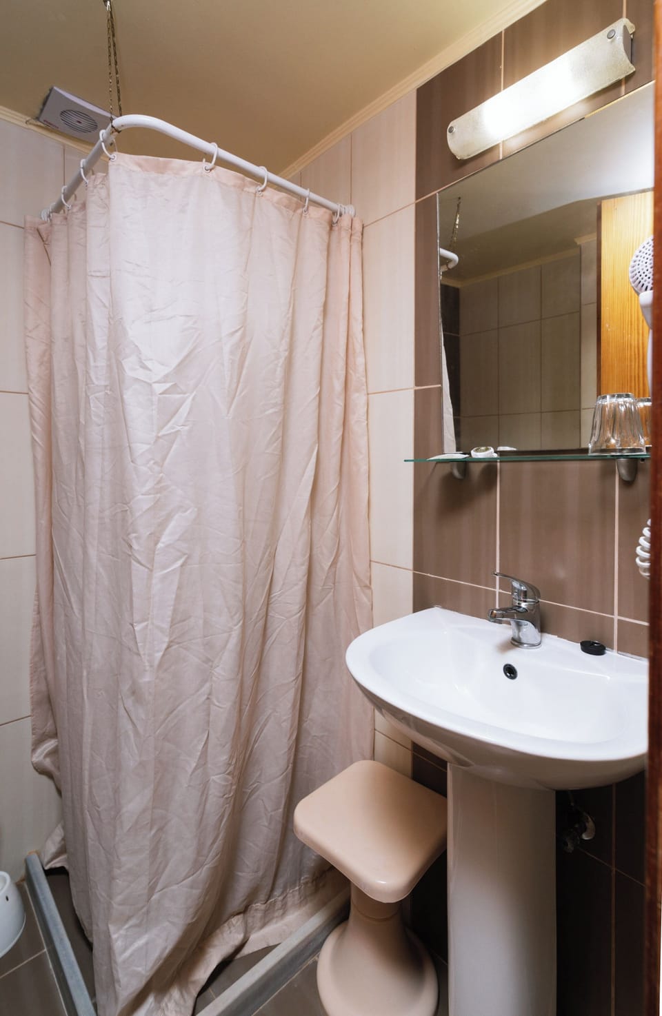 Classic Double or Twin Room | Bathroom | Shower, rainfall showerhead, towels