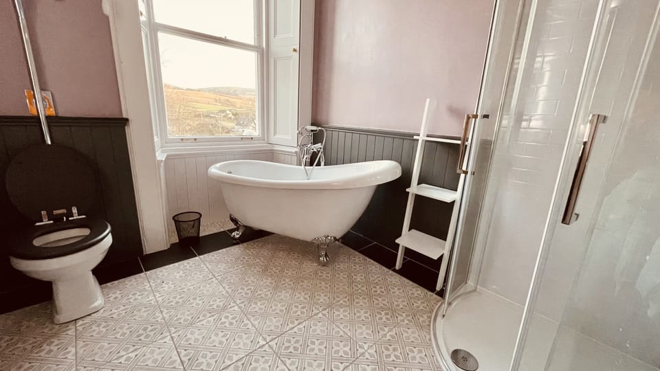 Superior Quadruple Room, Ensuite | Bathroom | Towels