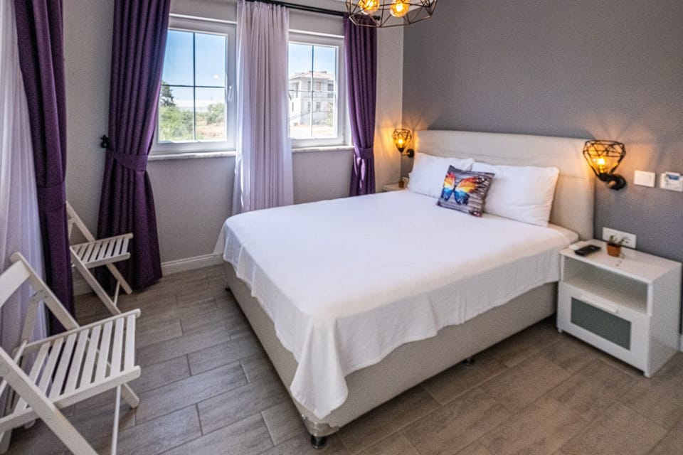 Comfort Room | Desk, blackout drapes, free WiFi, bed sheets