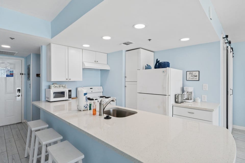 AMAZINGLY EFFICIENT KITCHEN WITH ALL APPLIANCES FOR YOUR STAY