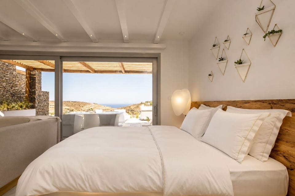 Sea View Deluxe Suite with Hot Tub | Premium bedding, memory foam beds, minibar, desk