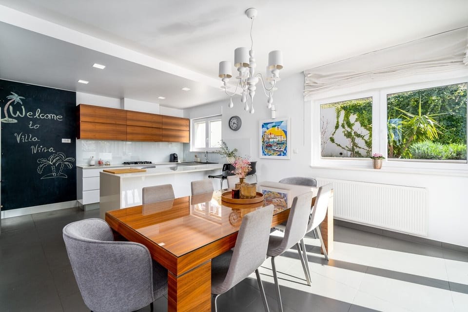  Can accommodate up to 9 people