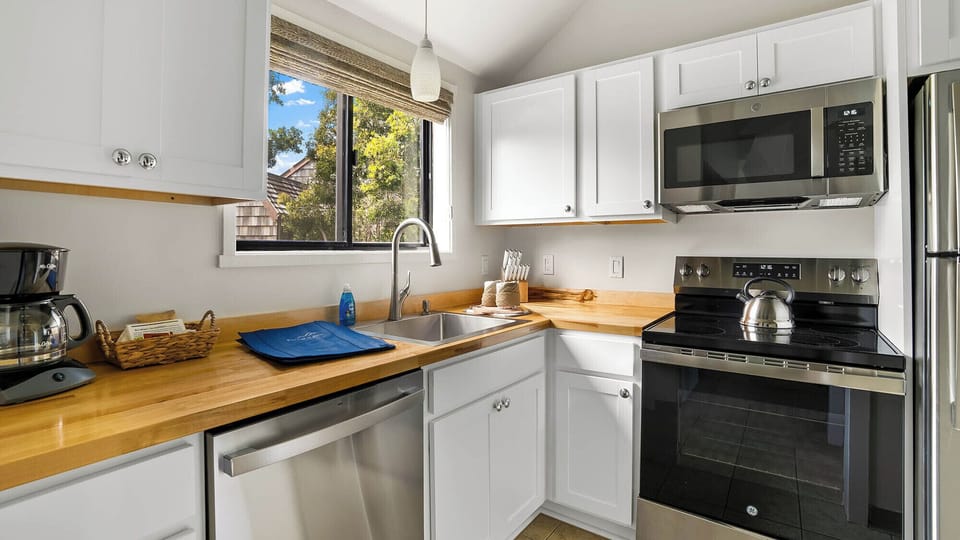 Sealodge at Princeville #G5 - Kitchen Nook - Parrish Kauai